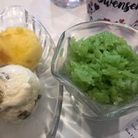 Photo taken at Swensen&amp;#39;s by Angelina R. on 3/7/2019
