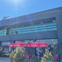 Das Foto wurde bei Kılıç Balık Market von Burhan İ. am 8/18/2021 aufgenommen