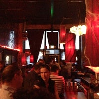 10/30/2012 tarihinde Jenn H.ziyaretçi tarafından Moe Bar'de çekilen fotoğraf