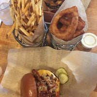 Foto scattata a Hook Burger Bistro da Cindy H. il 8/15/2016