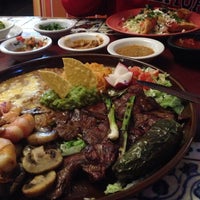 Das Foto wurde bei La Hacienda Mexican Restaurant von Cecil W. am 8/29/2014 aufgenommen