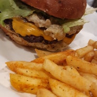 Das Foto wurde bei Burger Rules von Eda T. am 1/11/2019 aufgenommen
