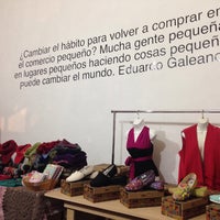 รูปภาพถ่ายที่ Bazar Creación Mexicana โดย Valentina S. เมื่อ 9/28/2014