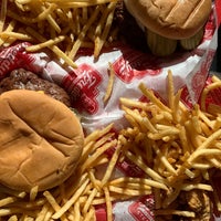 Foto tomada en Freddy&amp;#39;s Frozen Custard &amp;amp; Steakburgers  por Spencer S. el 5/29/2021