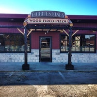 10/1/2013 tarihinde Cobblestones Wood Fired Pizzaziyaretçi tarafından Cobblestones Wood Fired Pizza'de çekilen fotoğraf