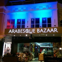 Das Foto wurde bei Arabesque Bazaar Cafe von 404 am 4/9/2015 aufgenommen