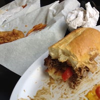 Foto tomada en Woody&amp;#39;s Burgers  por Jason L. el 9/8/2014