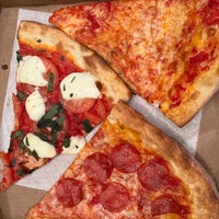 Снимок сделан в Joe&amp;#39;s Pizza Downtown LA пользователем Matthew L. 8/16/2022