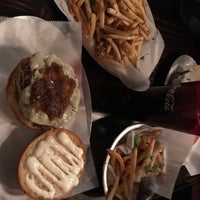 Foto scattata a Black Iron Burger da 🌸Juliana F. il 1/16/2018