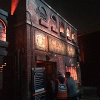 Photo taken at SAW: The Games of Jigsaw at Halloween Horror Nights by 🌸Juliana F. on 10/29/2016