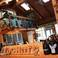 Das Foto wurde bei Yachats Brewing + Farmstore von Yachats Brewing + Farmstore am 4/15/2016 aufgenommen