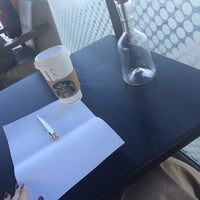 Das Foto wurde bei Starbucks von Nermeen H. am 1/4/2015 aufgenommen