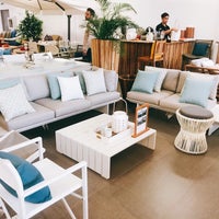 รูปภาพถ่ายที่ Parasol Garden Furniture โดย Laura B. เมื่อ 5/25/2019