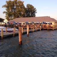 Das Foto wurde bei Skippers Pier Restaurant and Dock Bar von Daniel K. am 10/6/2013 aufgenommen
