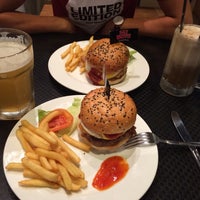 Photo taken at Fatpapa&amp;#39;s Burgers and Shakes by Ng on 12/26/2015