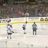 รูปภาพถ่ายที่ Ice Arena โดย Hayley L. เมื่อ 12/30/2012