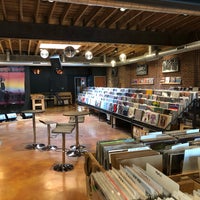 รูปภาพถ่ายที่ Music Record Shop โดย S. O. เมื่อ 5/7/2019