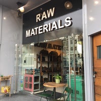Das Foto wurde bei Raw Materials - The home store von S. O. am 10/1/2017 aufgenommen