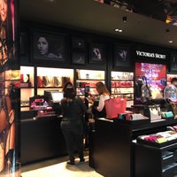 Photo taken at Victoria&amp;#39;s Secret by Laetitia V. on 9/4/2016