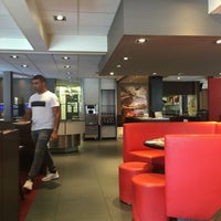 Photo taken at Pizza Hut by Laetitia V. on 9/2/2016
