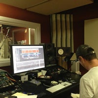 10/4/2013 tarihinde Stratus Recording Studiosziyaretçi tarafından Stratus Recording Studios'de çekilen fotoğraf