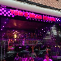 รูปภาพถ่ายที่ Tom&amp;#39;s Bar &amp;amp; Drag Store โดย Ana @. เมื่อ 7/12/2013