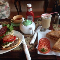 Foto tirada no(a) Starving Artist Cafe por Helen Y. em 12/7/2014