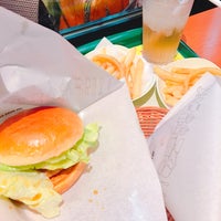 Photo taken at MOS Burger by ☆みらかなﾁｬﾝ\( ¨̮ )/☆ on 4/8/2017