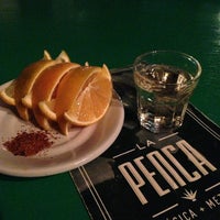 รูปภาพถ่ายที่ La Penca: Música + Mezcal โดย Luis P. เมื่อ 3/29/2013