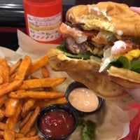 Photo taken at Ketchup Premium Burger Bar by Jon K. on 7/13/2022