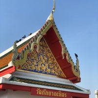 Photo taken at Wat Kanlayanamit Cross River Pier by PumPuy C. on 1/1/2021