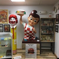 Снимок сделан в Burger Museum by Burger Beast пользователем Burger B. 3/1/2017