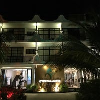 Foto tomada en Crystal Sands Beach Hotel  por Mariana D. el 10/2/2017