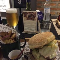 Foto scattata a Haus Burger Bar da Débora S. il 2/14/2018