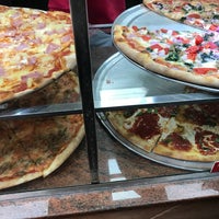 Foto tomada en Little Italy Gourmet Pizza  por Sage el 10/31/2017