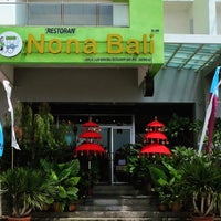 รูปภาพถ่ายที่ Nona Bali Restaurant โดย Nona Bali Restaurant เมื่อ 6/30/2015