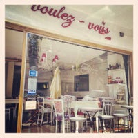 10/8/2013 tarihinde Voulez Vous Café &amp;amp; Bistróziyaretçi tarafından Voulez Vous Café &amp;amp; Bistró'de çekilen fotoğraf