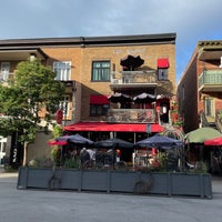 Photo taken at Rideau Rouge, resto urbain et boite à chansons by Eren D. on 7/30/2021