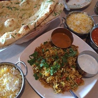 รูปภาพถ่ายที่ Kohinoor Indian Restaurant and Lounge โดย Linda S. เมื่อ 12/19/2016
