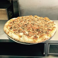 Foto scattata a Big Slice Pizza da Alexander B. il 6/11/2015