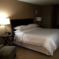 Foto tirada no(a) Sheraton Louisville Riverside Hotel por Jordan B. em 3/25/2016
