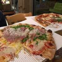 12/7/2019 tarihinde Junko I.ziyaretçi tarafından Howie&amp;#39;s Artisan Pizza'de çekilen fotoğraf