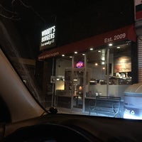 Das Foto wurde bei Woody&amp;#39;s Burgers bar and grill von Nigel D. am 1/7/2015 aufgenommen