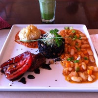 Foto diambil di Banana Verde oleh Vivi J. pada 11/23/2012