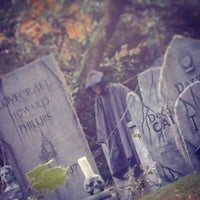 Foto diambil di Davis Graveyard Halloween Display oleh Christopher B. pada 10/14/2013