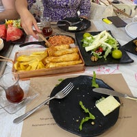 รูปภาพถ่ายที่ Zeynepp Restaurant &amp;amp; Cafe &amp;amp; Patisserie โดย Sina Y. เมื่อ 9/4/2022