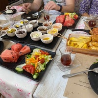 Das Foto wurde bei Zeynepp Restaurant &amp;amp; Cafe &amp;amp; Patisserie von Sina Y. am 9/4/2022 aufgenommen
