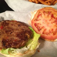 Снимок сделан в Woody&amp;#39;s Burgers пользователем Tawmis L. 2/24/2013