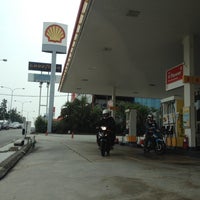 Foto diambil di Shell oleh James pada 10/10/2014