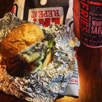 Снимок сделан в MOOYAH Burgers, Fries &amp;amp; Shakes пользователем Ethan V. 1/2/2013